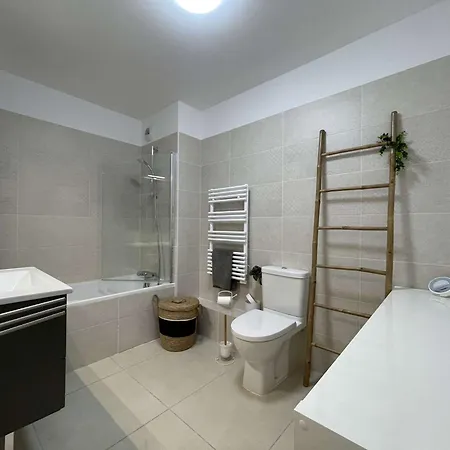 Apartment T3 Neuf Avec Terrasse Et Parking, Proche - Fr-1-308-210 Le Lavandou